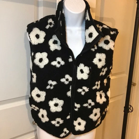 HYFVE Women’s B&W Flower Power Geo Sherpa Zip Up Vest with pockets size S NWOT - Picture 2 of 16